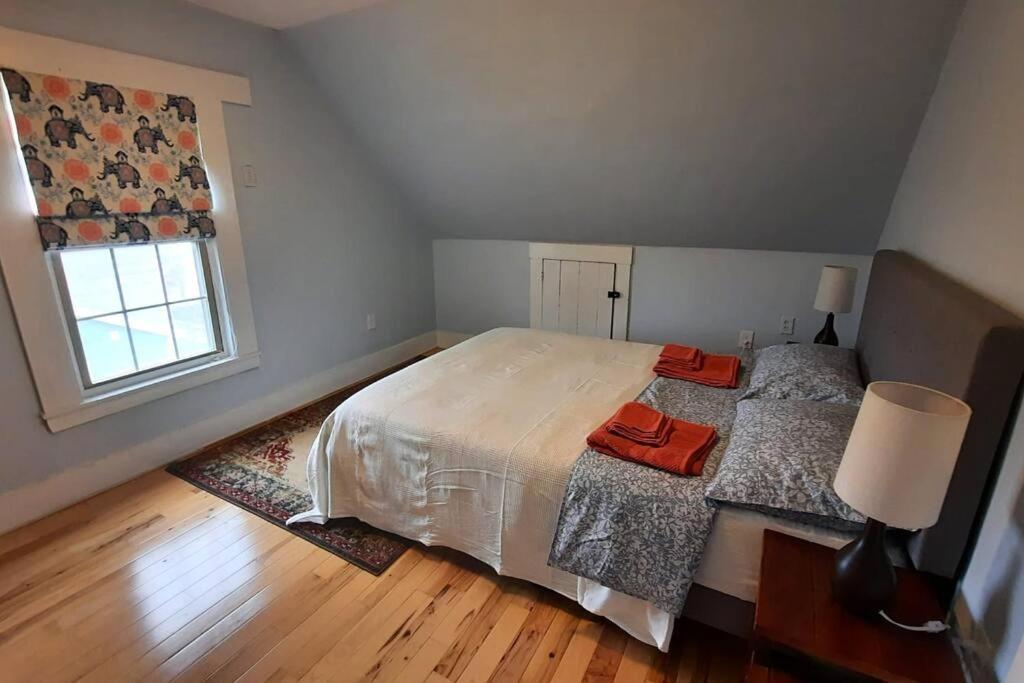 Guest Suite In Historical District Глостър Екстериор снимка